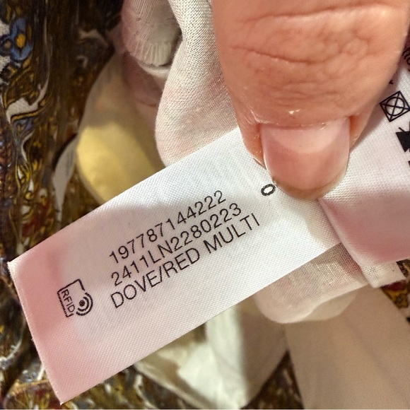 Veronica Beard Short Hobbes Linen in Dove Red Paisley - Picture 8 of 10